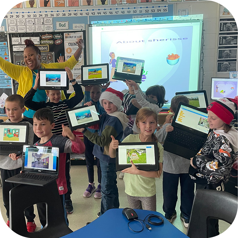 teach-r1-Cube Students who took place in a program, displaying their creations on their computers.